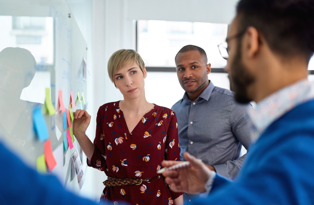 Sesión de trabajo de investigadores UX y diseñadores UX.